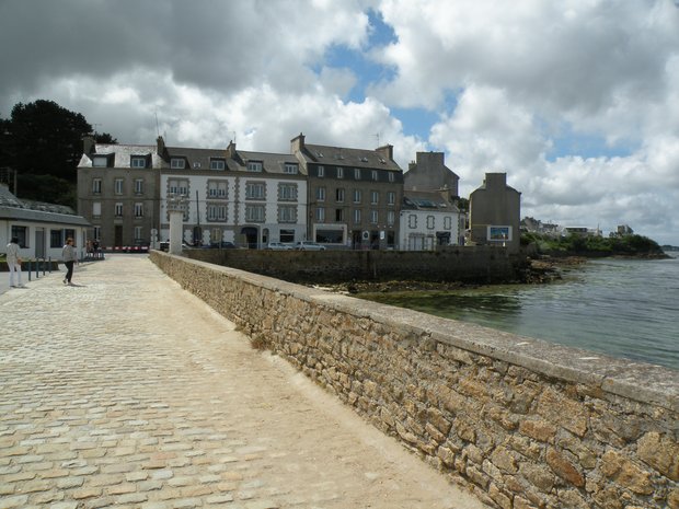  vue de la rue principale depuis la jetée